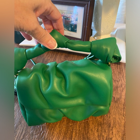 BAG- ZARA shoulder bag. Poofy Green. Long shoulder and poofy handle straps. - Picture 6 of 10